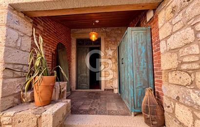 ALAÇATI ÇARŞI'DA İŞLETME VE 5 ODASI BULUNAN SATILIK BUTİK OTEL