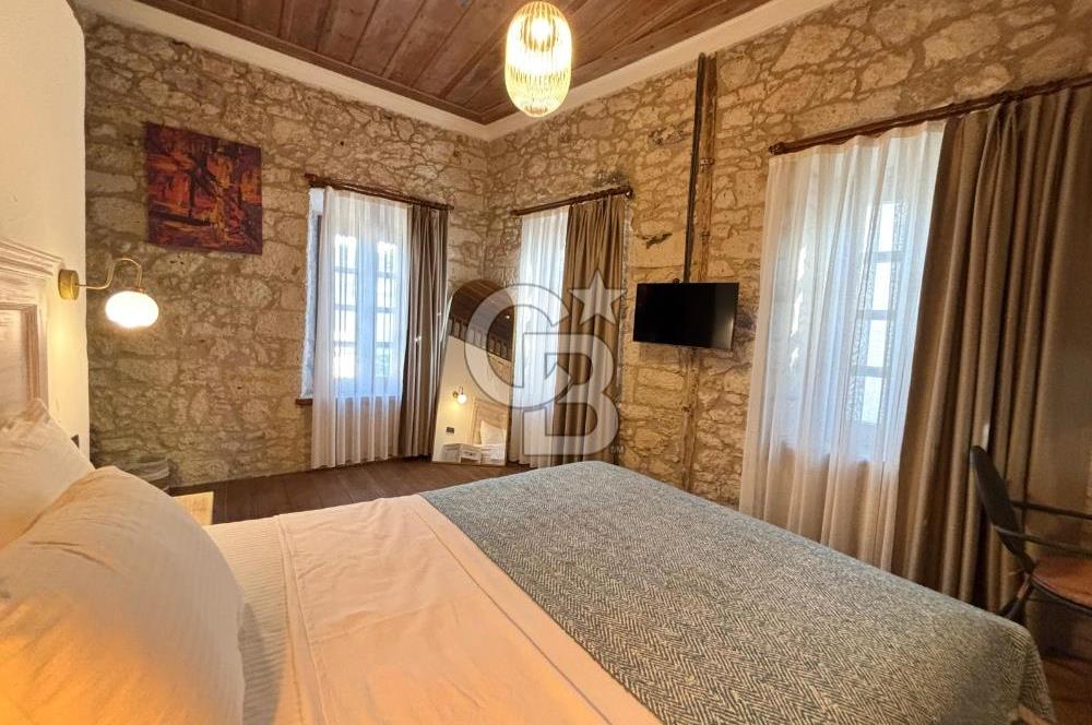 ALAÇATI ÇARŞI'DA İŞLETME VE 5 ODASI BULUNAN SATILIK BUTİK OTEL