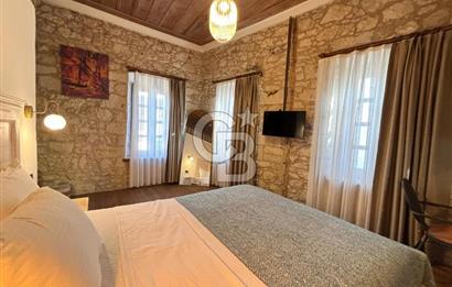 ALAÇATI ÇARŞI'DA İŞLETME VE 5 ODASI BULUNAN SATILIK BUTİK OTEL