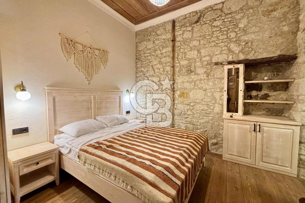 ALAÇATI ÇARŞI'DA İŞLETME VE 5 ODASI BULUNAN SATILIK BUTİK OTEL