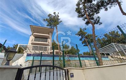 Kuşadası soğucakta 800 m2 arsa içerisinde 5+2 satılık havuzlu villa