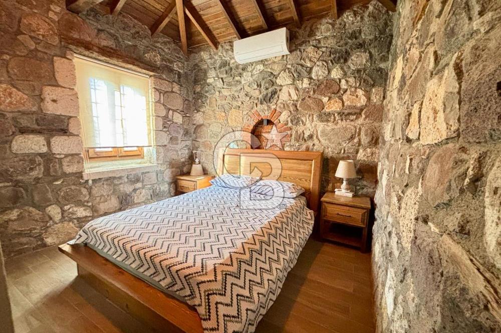 ALAÇATI'DA 20.204 M2 TARLA İÇERİSİNDE ORJİNAL TAŞ 3+1 ÇİFTLİK