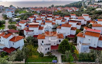 ÇANDARLIDA SİTE İÇERİSİNDE DENİZ MANZARALI EŞYALI SATILIK VİLLA