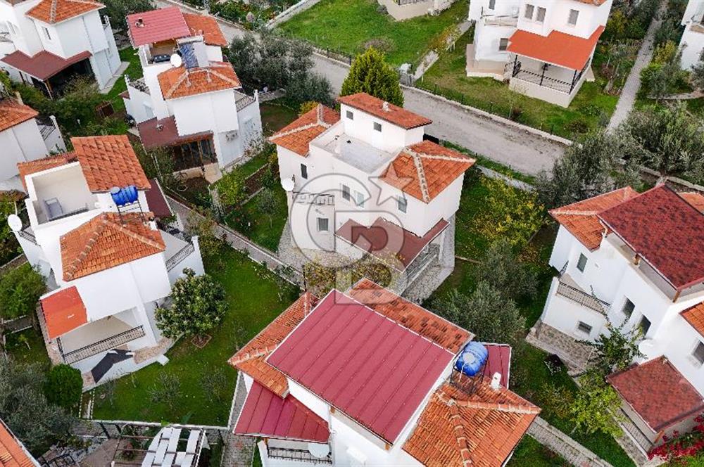 ÇANDARLIDA SİTE İÇERİSİNDE DENİZ MANZARALI EŞYALI SATILIK VİLLA