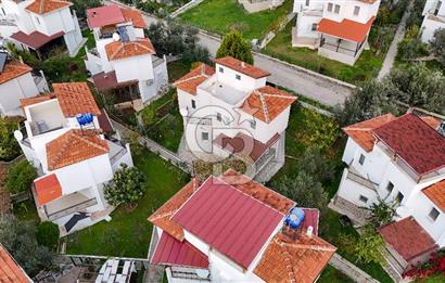 ÇANDARLIDA SİTE İÇERİSİNDE DENİZ MANZARALI EŞYALI SATILIK VİLLA