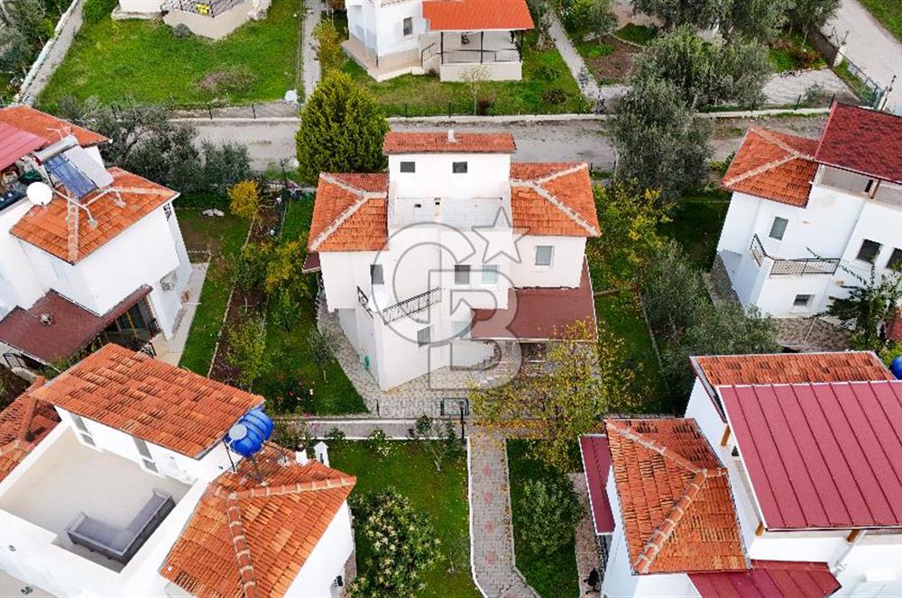 ÇANDARLIDA SİTE İÇERİSİNDE DENİZ MANZARALI EŞYALI SATILIK VİLLA