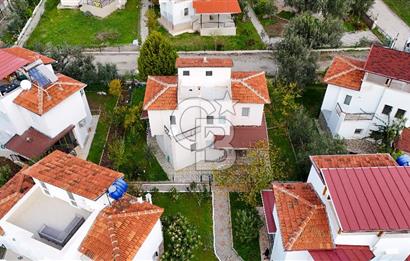 ÇANDARLIDA SİTE İÇERİSİNDE DENİZ MANZARALI EŞYALI SATILIK VİLLA