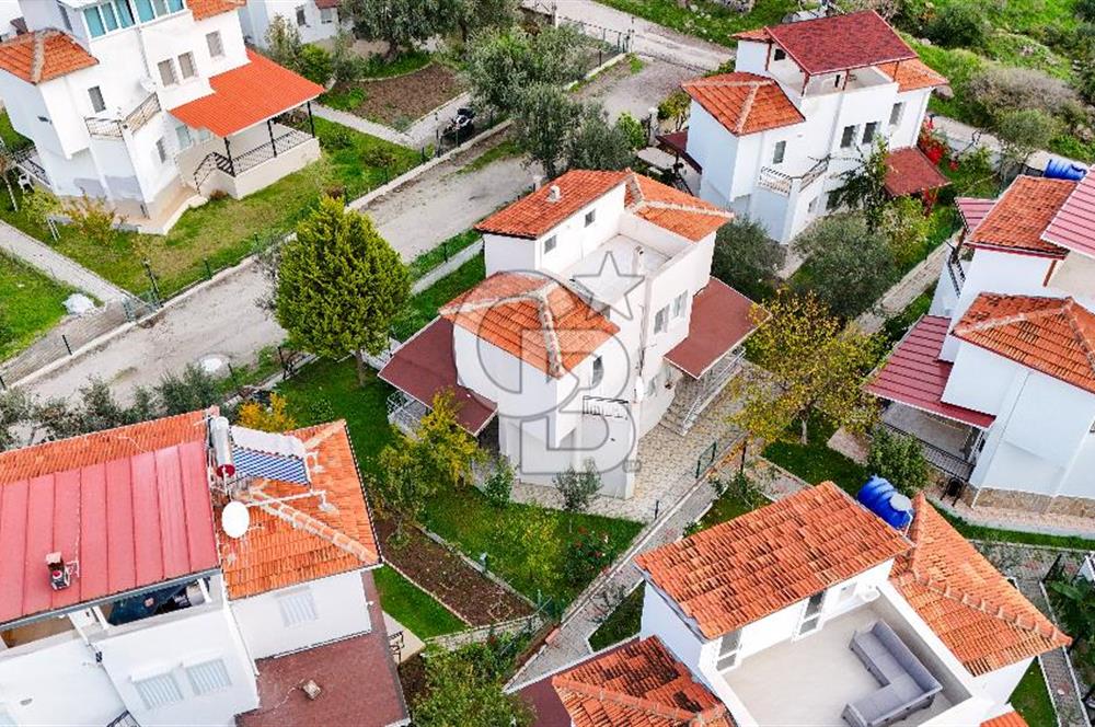 ÇANDARLIDA SİTE İÇERİSİNDE DENİZ MANZARALI EŞYALI SATILIK VİLLA