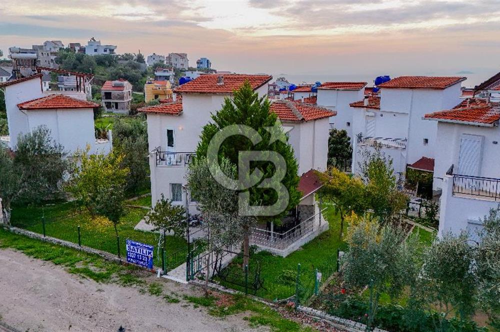 ÇANDARLIDA SİTE İÇERİSİNDE DENİZ MANZARALI EŞYALI SATILIK VİLLA