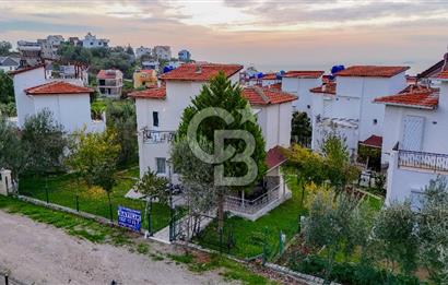 ÇANDARLIDA SİTE İÇERİSİNDE DENİZ MANZARALI EŞYALI SATILIK VİLLA