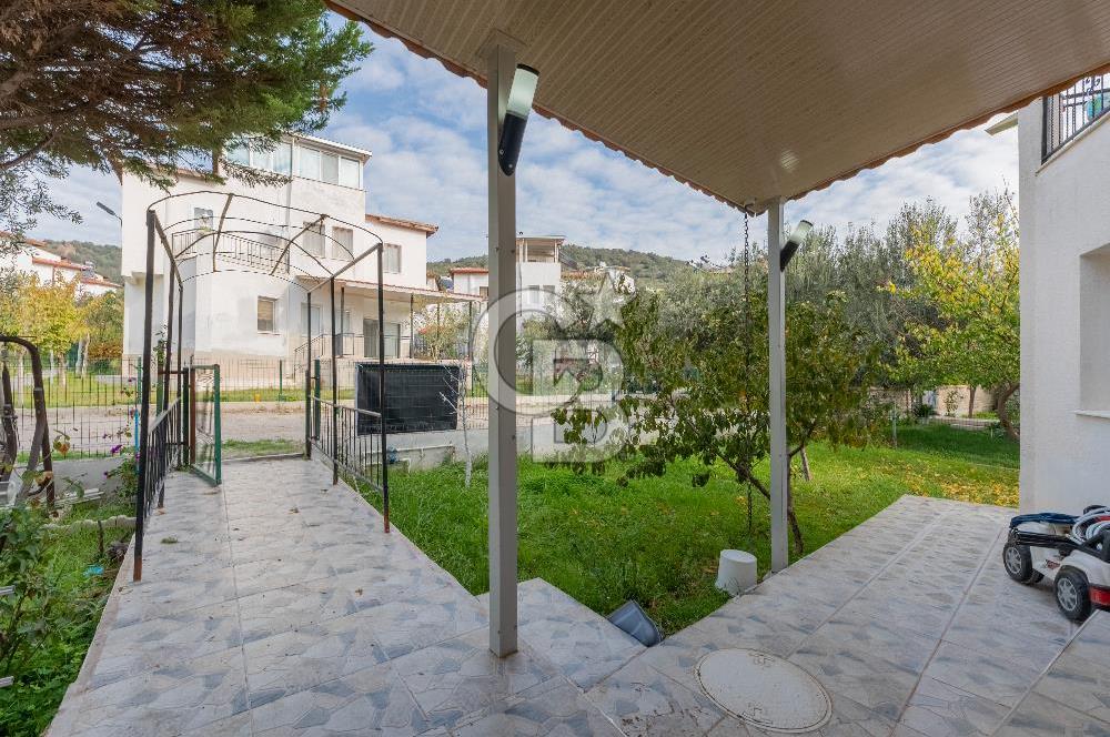 ÇANDARLIDA SİTE İÇERİSİNDE DENİZ MANZARALI EŞYALI SATILIK VİLLA