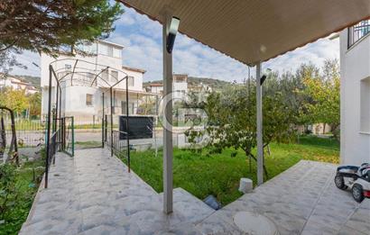 ÇANDARLIDA SİTE İÇERİSİNDE DENİZ MANZARALI EŞYALI SATILIK VİLLA