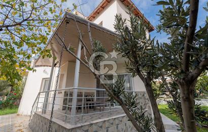 ÇANDARLIDA SİTE İÇERİSİNDE DENİZ MANZARALI EŞYALI SATILIK VİLLA