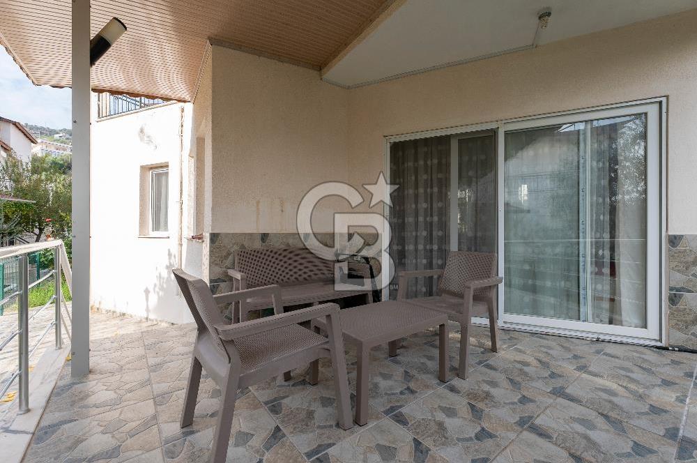 ÇANDARLIDA SİTE İÇERİSİNDE DENİZ MANZARALI EŞYALI SATILIK VİLLA