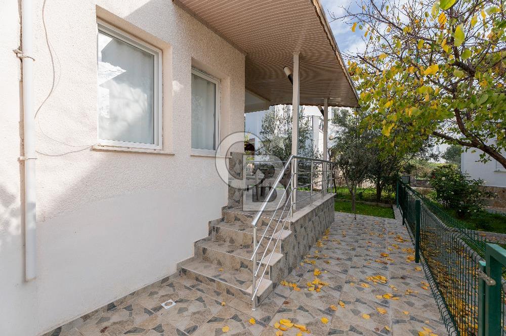 ÇANDARLIDA SİTE İÇERİSİNDE DENİZ MANZARALI EŞYALI SATILIK VİLLA