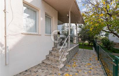 ÇANDARLIDA SİTE İÇERİSİNDE DENİZ MANZARALI EŞYALI SATILIK VİLLA