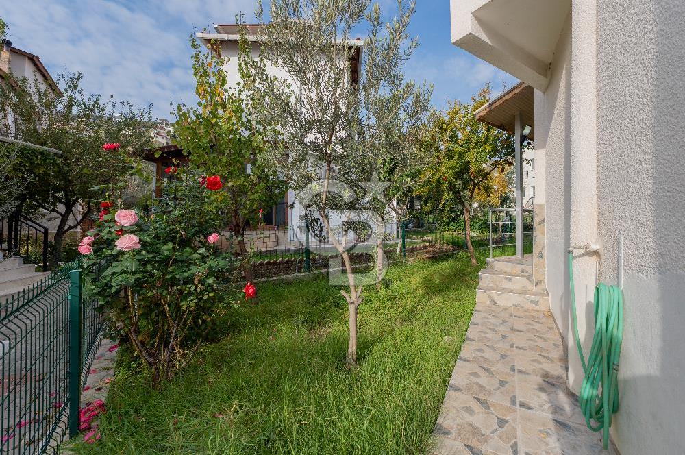 ÇANDARLIDA SİTE İÇERİSİNDE DENİZ MANZARALI EŞYALI SATILIK VİLLA