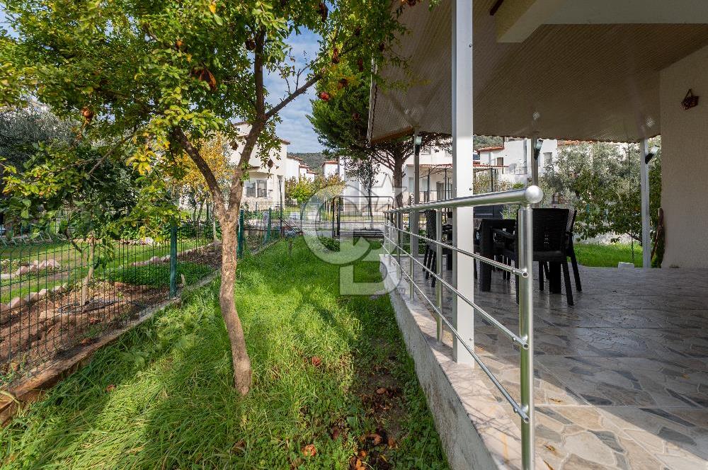 ÇANDARLIDA SİTE İÇERİSİNDE DENİZ MANZARALI EŞYALI SATILIK VİLLA