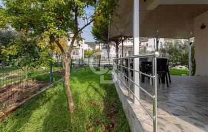 ÇANDARLIDA SİTE İÇERİSİNDE DENİZ MANZARALI EŞYALI SATILIK VİLLA