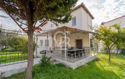 ÇANDARLIDA SİTE İÇERİSİNDE DENİZ MANZARALI EŞYALI SATILIK VİLLA