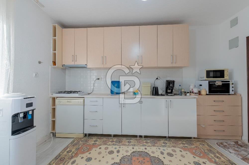 ÇANDARLIDA SİTE İÇERİSİNDE DENİZ MANZARALI EŞYALI SATILIK VİLLA