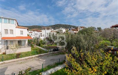 ÇANDARLIDA SİTE İÇERİSİNDE DENİZ MANZARALI EŞYALI SATILIK VİLLA