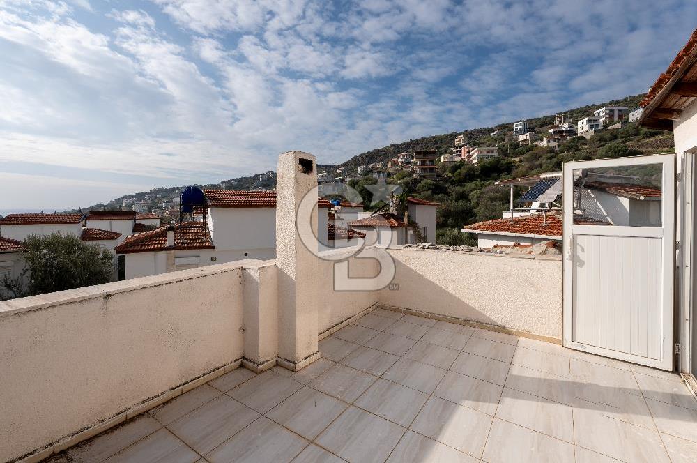 ÇANDARLIDA SİTE İÇERİSİNDE DENİZ MANZARALI EŞYALI SATILIK VİLLA