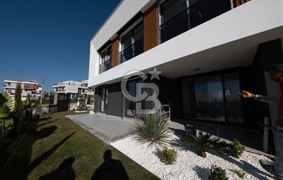 SEFERİHİSAR AKARCA DENİZ MANZARALI 3+1 SATILIK VİLLA