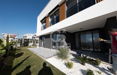 SEFERİHİSAR AKARCA DENİZ MANZARALI 3+1 SATILIK VİLLA