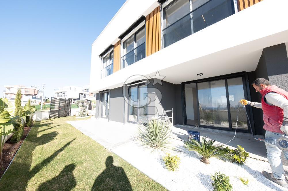 SEFERİHİSAR AKARCA DENİZ MANZARALI 3+1 SATILIK VİLLA