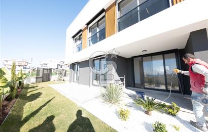 SEFERİHİSAR AKARCA DENİZ MANZARALI 3+1 SATILIK VİLLA