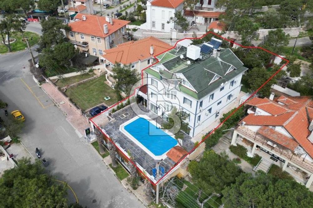 Ayvalık Çamlıkta Eşsiz Konumda Satılık Otel