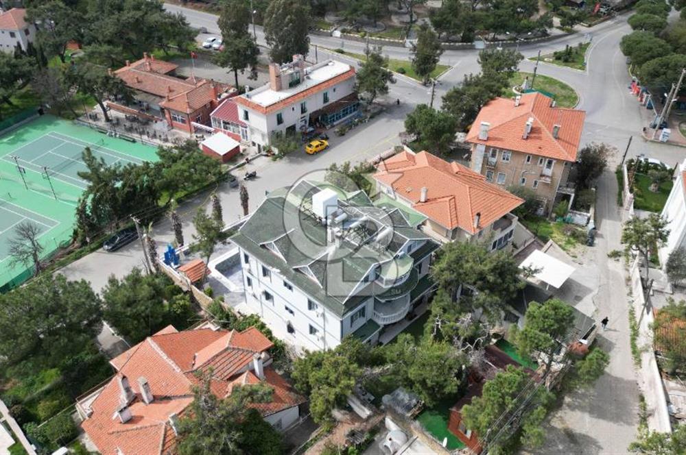 Ayvalık Çamlıkta Eşsiz Konumda Satılık Otel