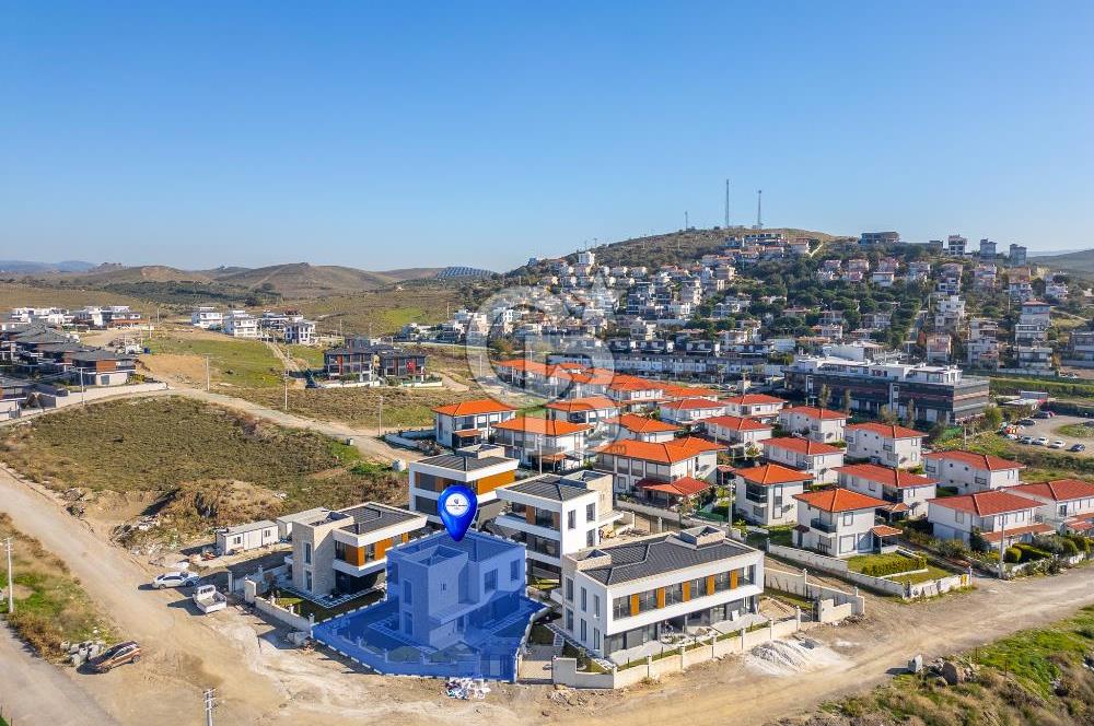 SEFERİHİSAR AKARCA'DA DENİZ MANZARALI 4+2 SATILIK VİLLA