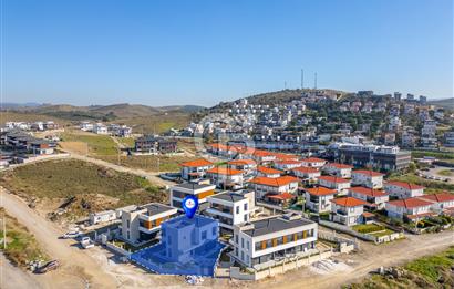 SEFERİHİSAR AKARCA'DA DENİZ MANZARALI 4+2 SATILIK VİLLA