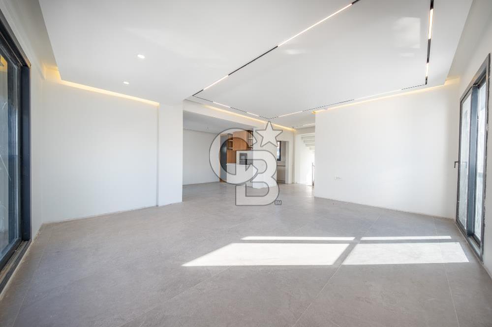 SEFERİHİSAR AKARCA'DA DENİZ MANZARALI 4+2 SATILIK VİLLA