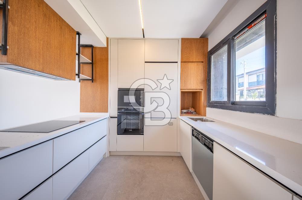 SEFERİHİSAR AKARCA'DA DENİZ MANZARALI 4+2 SATILIK VİLLA