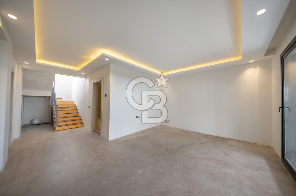 SEFERİHİSAR AKARCA'DA DENİZ MANZARALI 4+2 SATILIK VİLLA