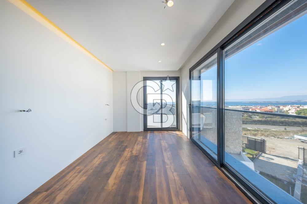 SEFERİHİSAR AKARCA'DA DENİZ MANZARALI 4+2 SATILIK VİLLA