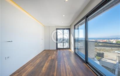 SEFERİHİSAR AKARCA'DA DENİZ MANZARALI 4+2 SATILIK VİLLA