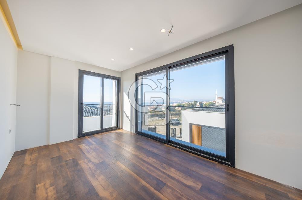 SEFERİHİSAR AKARCA'DA DENİZ MANZARALI 4+2 SATILIK VİLLA