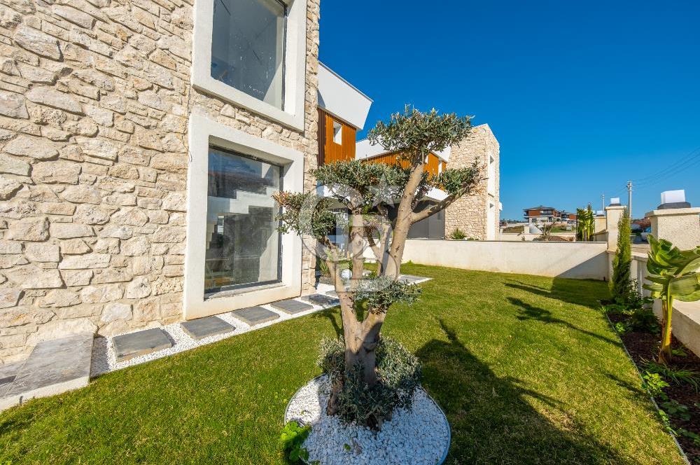 SEFERİHİSAR AKARCA DENİZ MANZARALI 4+2 SATILIK VİLLA