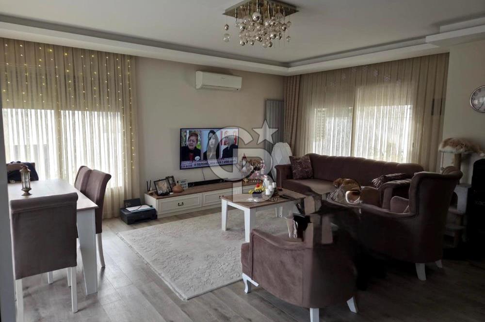 Sabah havuzunuzda güne başlayıp, akşamüstü kısa bir yürüyüşle Çeşme Marina’da kahvenizi yudumladığınızı hayal edin...