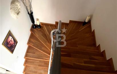 Sabah havuzunuzda güne başlayıp, akşamüstü kısa bir yürüyüşle Çeşme Marina’da kahvenizi yudumladığınızı hayal edin...