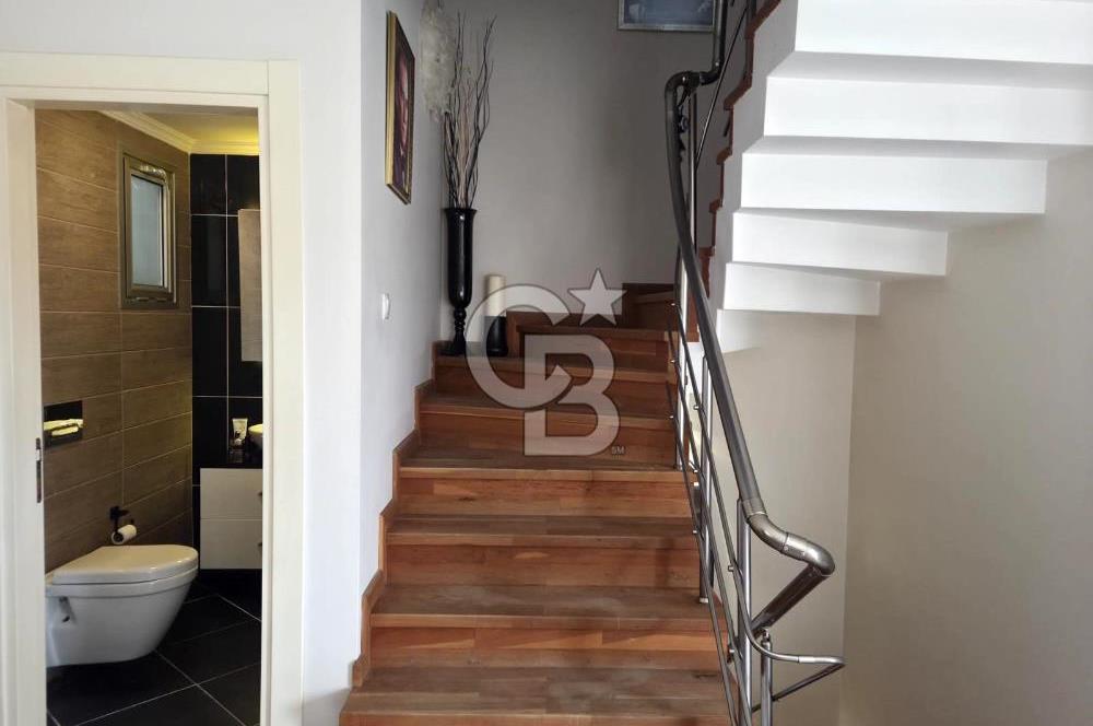 Sabah havuzunuzda güne başlayıp, akşamüstü kısa bir yürüyüşle Çeşme Marina’da kahvenizi yudumladığınızı hayal edin...