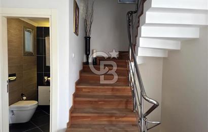 Sabah havuzunuzda güne başlayıp, akşamüstü kısa bir yürüyüşle Çeşme Marina’da kahvenizi yudumladığınızı hayal edin...