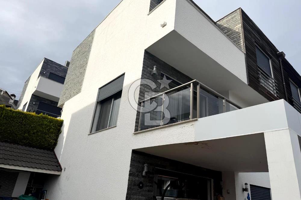 Sabah havuzunuzda güne başlayıp, akşamüstü kısa bir yürüyüşle Çeşme Marina’da kahvenizi yudumladığınızı hayal edin...