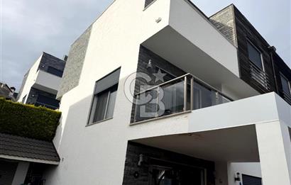 Sabah havuzunuzda güne başlayıp, akşamüstü kısa bir yürüyüşle Çeşme Marina’da kahvenizi yudumladığınızı hayal edin...