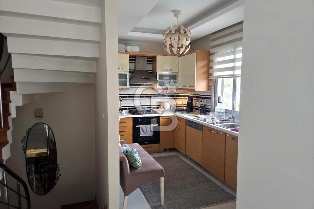 Sabah havuzunuzda güne başlayıp, akşamüstü kısa bir yürüyüşle Çeşme Marina’da kahvenizi yudumladığınızı hayal edin...