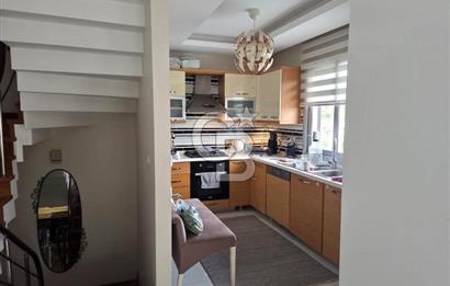 Sabah havuzunuzda güne başlayıp, akşamüstü kısa bir yürüyüşle Çeşme Marina’da kahvenizi yudumladığınızı hayal edin...